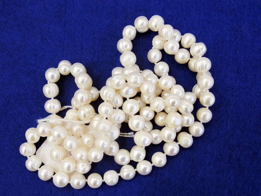 Long string cultured pearls with pair dr