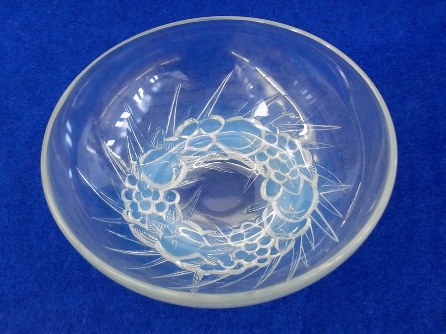 Lalique opalescent glass bowl decorated