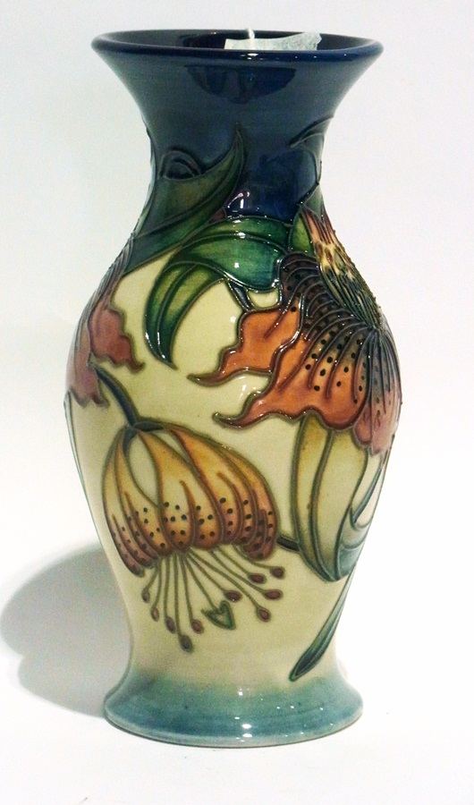 Moorcroft vase, stylised lily decorated