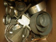 Quantity of metal baking items, two larg