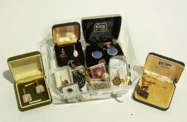 Quantity of decorative cufflinks, etc. (