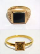 Small 22ct gold wedding ring with stone