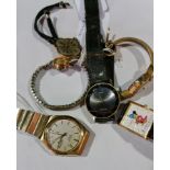 Lady's gold-coloured wristwatch, quatref