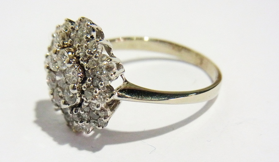 18ct white gold diamond cluster ring, fl - Image 2 of 2