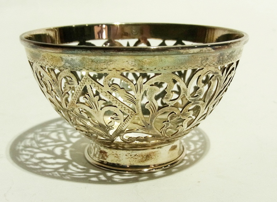 20th century silver bowl of pierced scroll decoration, Sheffield 1998, 2oz approx.