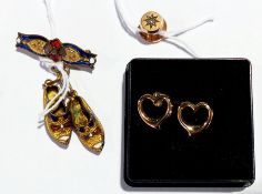 Pair gold-coloured heart-shaped openwork earrings,