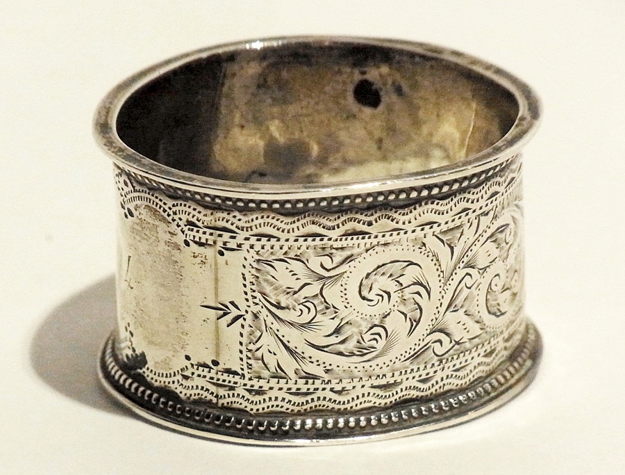 An Edwardian silver napkin ring, a cut g - Image 3 of 5