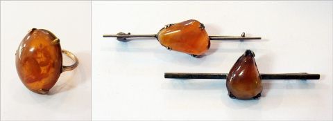 Amber ring, two agate set bar brooches a