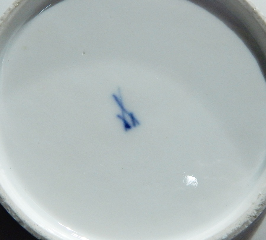 18th century Meissen porcelain beaker and matching saucer dish, circa 1740, Kakiemon pattern, - Image 3 of 4