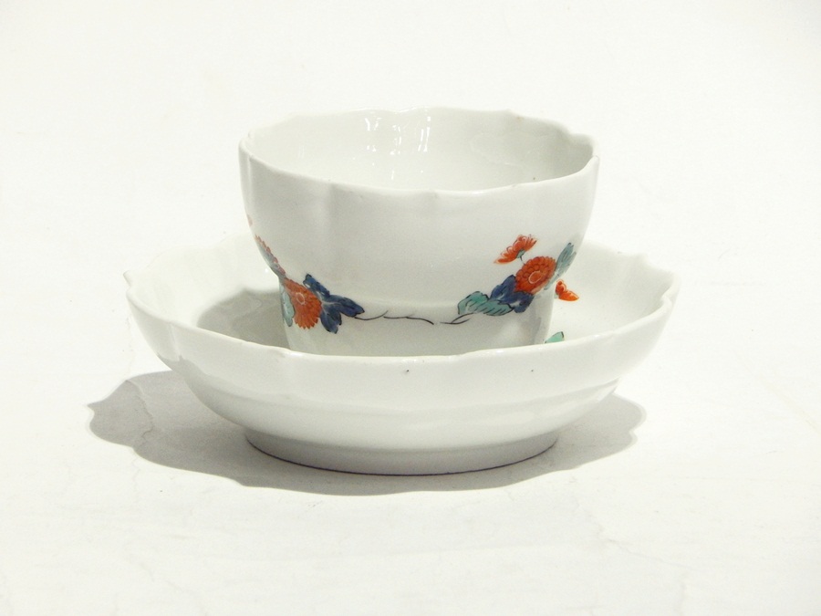 18th century Meissen porcelain beaker and matching saucer dish, circa 1740, Kakiemon pattern,