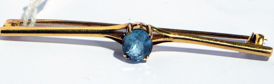 18ct gold and blue stone bar brooch set single oval stone - Image 2 of 2