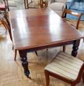 Victorian mahogany extending dining table on baluster supports
