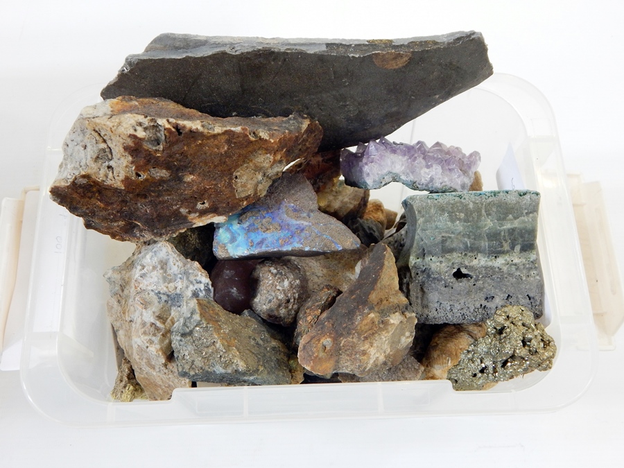 A collection of crystals and stones including amethyst, - Image 2 of 3