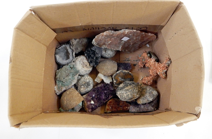 A collection of crystals and stones including amethyst, - Image 3 of 3