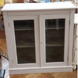 Contemporary display cabinet with three shelves