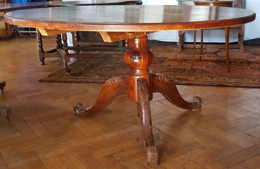 Circular oak table with tapering and bulbous supports,