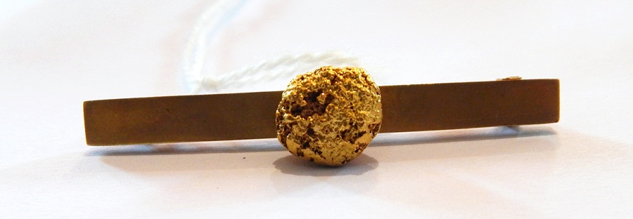 9ct gold nugget bar brooch, - Image 2 of 2