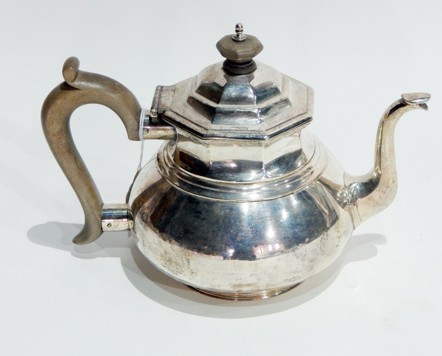 George V silver teapot, the octagonal top with turned wooden finial,