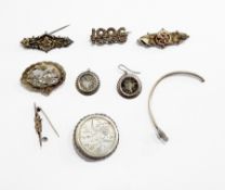 Quantity Victorian silver brooches and other jewellery items