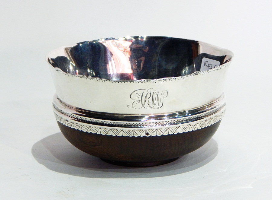 Early 20th century silver-mounted coconut cup with crinkle rim and engraved borders,
