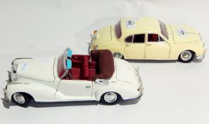 A Maisto Mercedes Benz 300S scale model 1/18 (1955) and a Jaguar MKII (1959) (2)