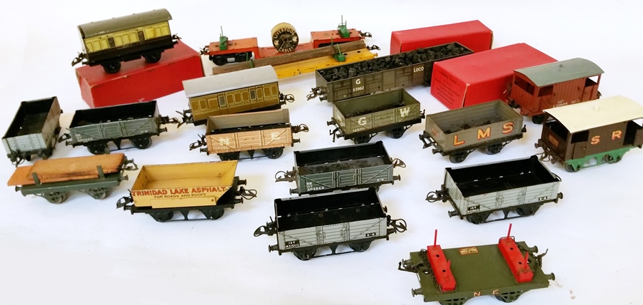 A collection of 18 Hornby 'O' gauge open and closed wagons (18)