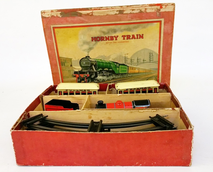 A Hornby 'O' gauge train set with locomotive and tender running number 3435,
