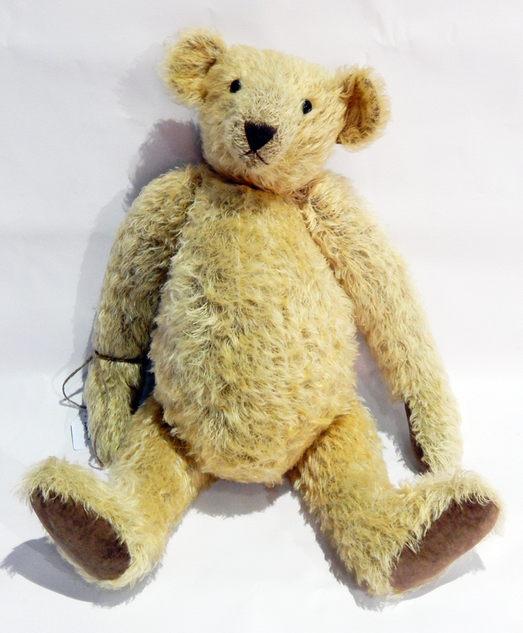A collectors bear made by Leslie Gristwood for "Leslie and the Bears", light mohair,