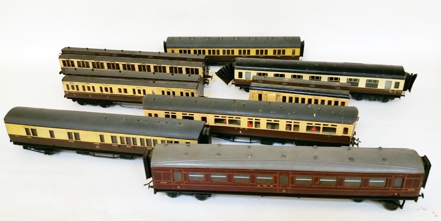 Eight 'O' gauge passenger coaches,