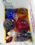 Various glass-coloured witches balls and other pieces (1 box)