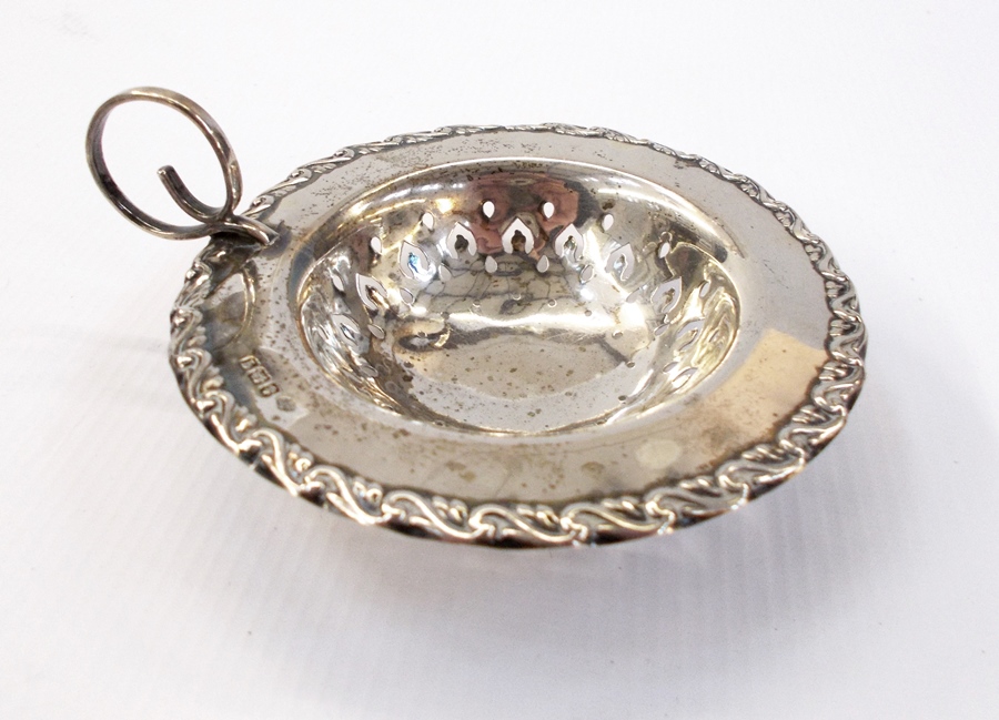 Silver scallopshell pattern butter dish on ball feet, London 1910 together with silver tea strainer, - Image 2 of 3