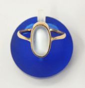 Moonstone-style cabochon ring set on white metal flank