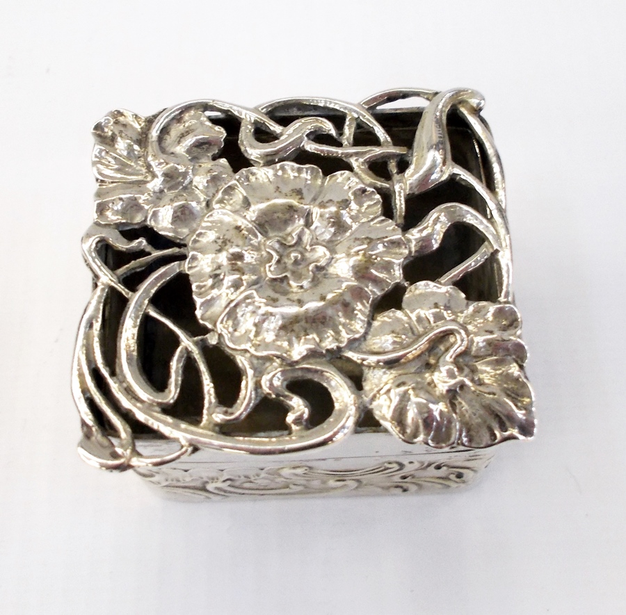 Edwardian silver stamp box of Art Nouveau design with foliate openwork top, London 1906, - Image 2 of 2