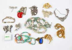 Quantity costume jewellery including brooches,
