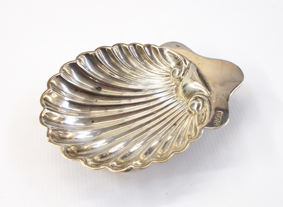 Silver scallopshell pattern butter dish on ball feet, London 1910 together with silver tea strainer, - Image 3 of 3