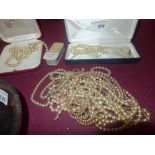 A mixed lot of pearl necklaces and earrings (af)