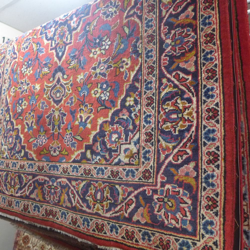 Two fine similar central Persian Kashan rugs 152 x 103 cm and 145 x 100 cm central pendant medallion