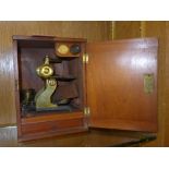 A cased brass microscope i mahogany case