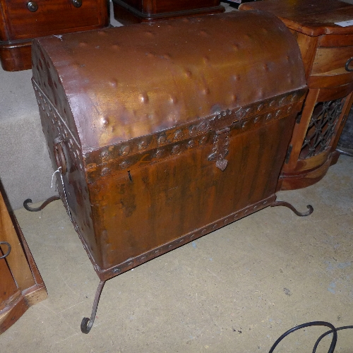 A metal dome top trunk with hoop handle on scroll feet - Bild 2 aus 2