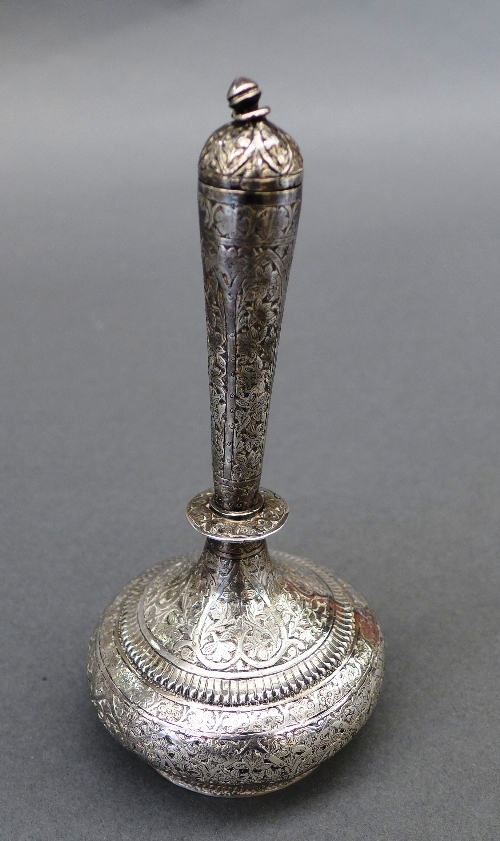 A Kashmiri silver vase and cover with allover flower and vine details (116.5 g). Height 17 cm - Image 2 of 4