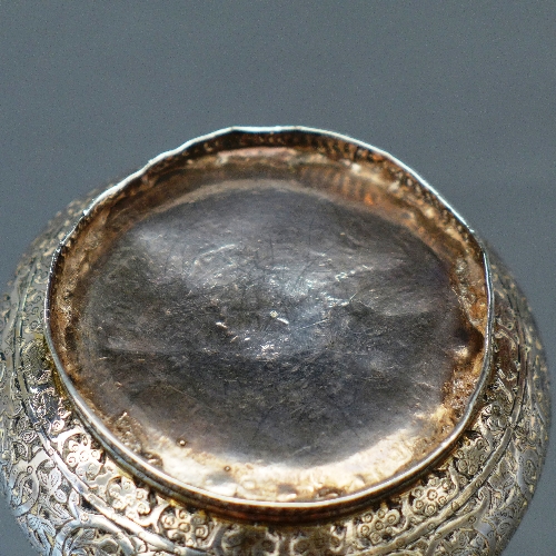 A Kashmiri silver vase and cover with allover flower and vine details (116.5 g). Height 17 cm - Image 4 of 4