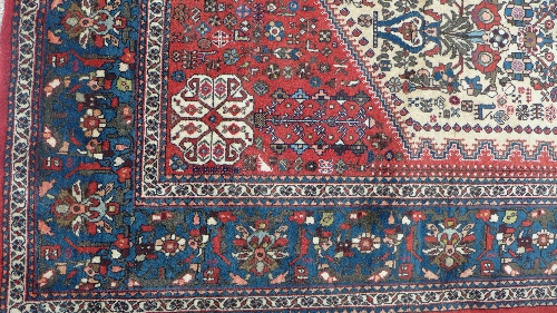 A good hand woven Abadeh Persian carpet, with a central hexagonal ivory field and floral - Image 2 of 3