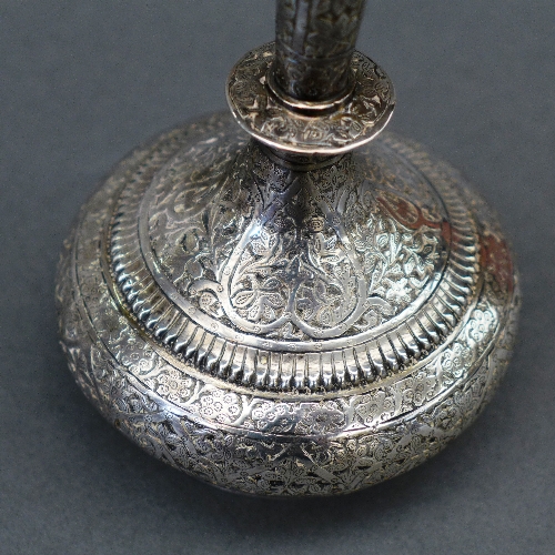 A Kashmiri silver vase and cover with allover flower and vine details (116.5 g). Height 17 cm - Image 3 of 4