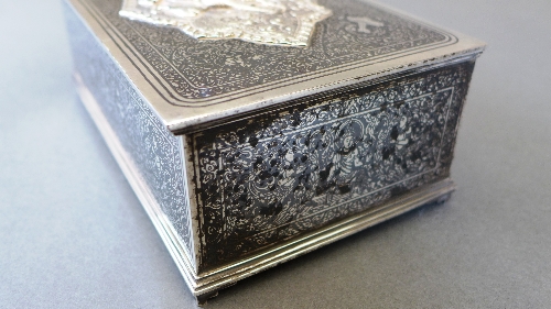 A Thai silver niello work box early C20th with intricate niello work decoration depicting - Image 6 of 6