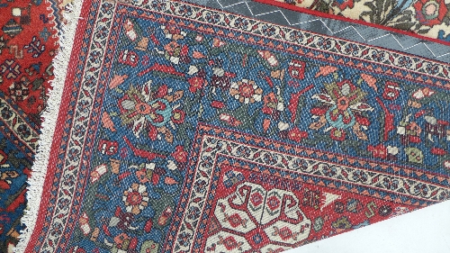 A good hand woven Abadeh Persian carpet, with a central hexagonal ivory field and floral - Image 3 of 3