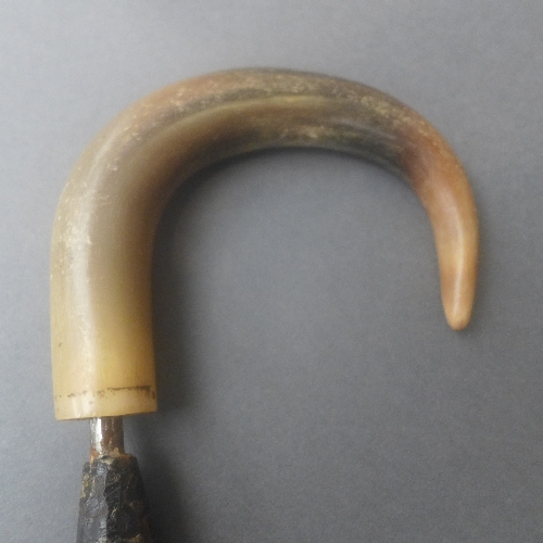 A horn handled walking stick, the curved horn handle mounted to tapered ebonised stick (lacks - Image 3 of 3