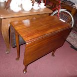 A Georgian mahogany drop leaf table of r