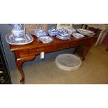 A reproduction mahogany console table with three single drawers on splayed supports (76 x 180 x 46)