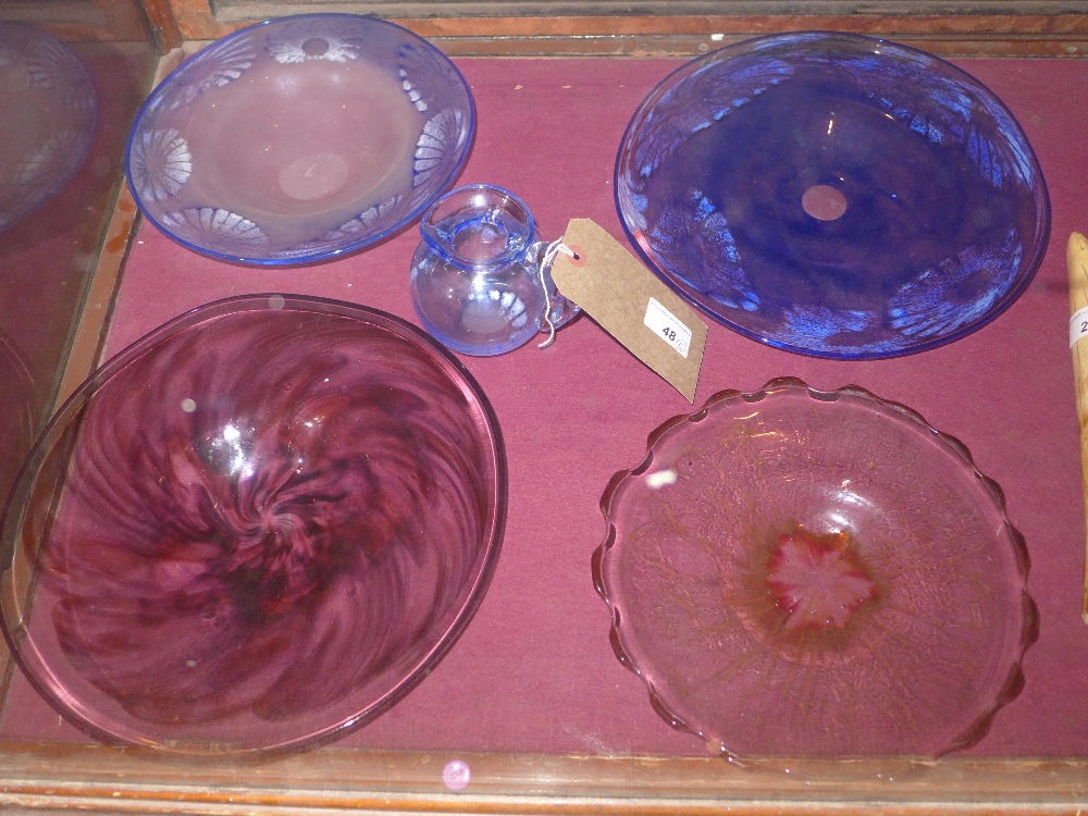 A collection of five fleur tookey studio glass items including a jug and four dishes.