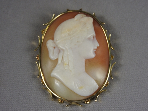 A 14k gold cameo brooch/pendant